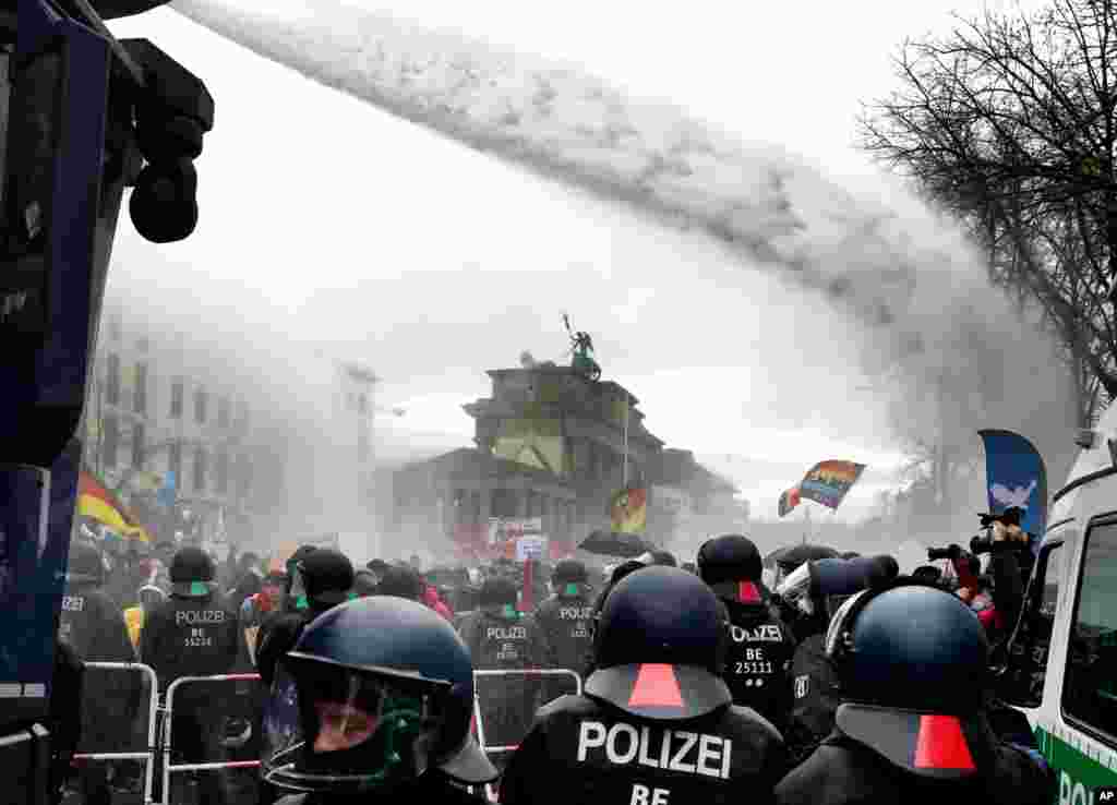 گروهی از مردم مخالف قرنطینه و سختگیری‌ها در دوران کرونا در برلین آلمان تجمع کردند که با واکنش پلیس مواجه شدند. 