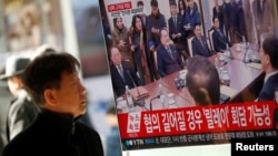 Seorang pria menyaksikan berita yang ditayangkan televisi tentang pembicaraan tingkat tinggi di antara dua Korea di desa perdamaian Panmunjo, Seoul, Korea Selatan, 9 Januari 2018 (Foto: REUTERS/Kim Hong-Ji)