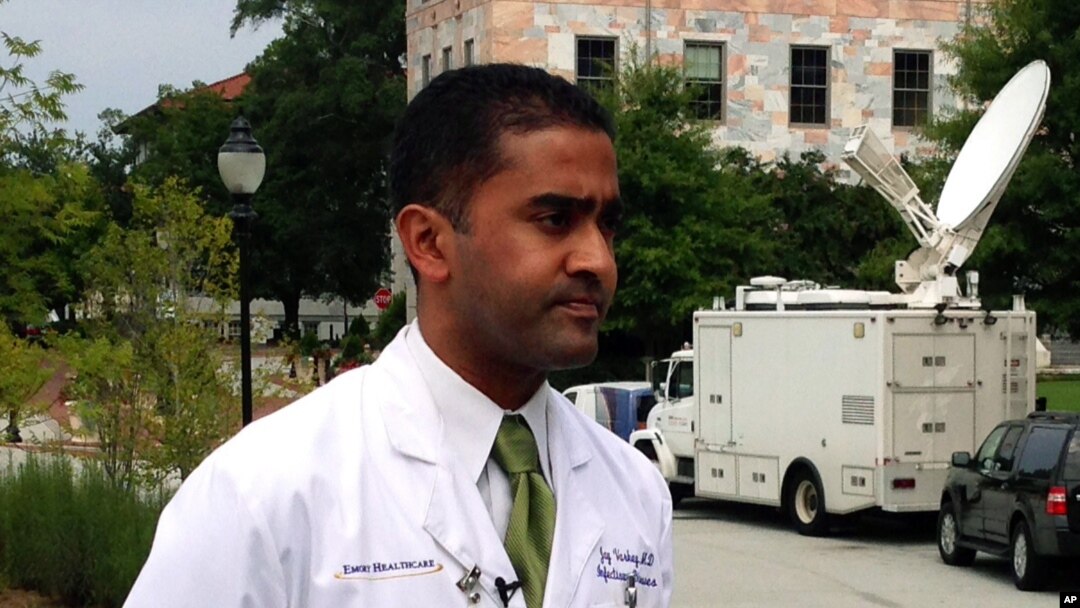Dr. Jay Varkey, spesialis penyakit menular di Emory Healthcare, berbicara pada wartawan, Sabtu, 2 Agustus 2014 di Atlanta. Varkey bagian tim dokter yang akan merawat warga AS yang tertular virus Ebola. 