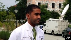 Dr. Jay Varkey, spesialis penyakit menular di Emory Healthcare, berbicara pada wartawan, Sabtu, 2 Agustus 2014 di Atlanta. Varkey bagian tim dokter yang akan merawat warga AS yang tertular virus Ebola. 