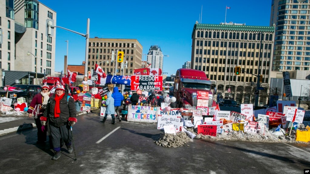 停放在加拿大首都渥太华街头的卡车抗议车队（2022年2月14日）(photo:VOA)