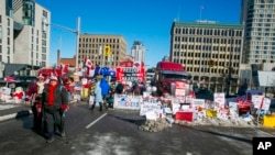 停放在加拿大首都渥太华街头的卡车抗议车队（2022年2月14日）