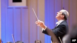 Robert Spano opens the Atlanta Symphony Orchestra's 2010-2011 season with The Star Spangled Banner.