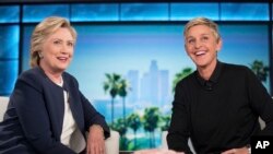 Kandidat presiden dari Partai Demokrat Hillary Clinton dan Ellen Degeneres duduk bersama selama jeda iklan di rekaman The Ellen Show di Burbank, Kamis, 13 Oktober 2016. (Foto: AP/Andrew Harnik)