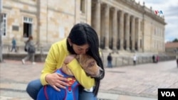 Vivian Nieto abraza a su perro Ángel, a quien recuperó en su refugio Asociación de Protección Animal Mi Mejor Amigo luego que fuera víctima de maltrato. Fotografía tomada el 7 de febrero de 2025. Foto: Nicolás Fajardo, VOA. 