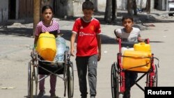 ARCHIVO - Niños palestinos caminan por una calle casi desierta mientras la gente sigue huyendo de Rafah debido a una operación terrestre israelí, en Rafah, en el sur de la Franja de Gaza, el 12 de mayo de 2024.