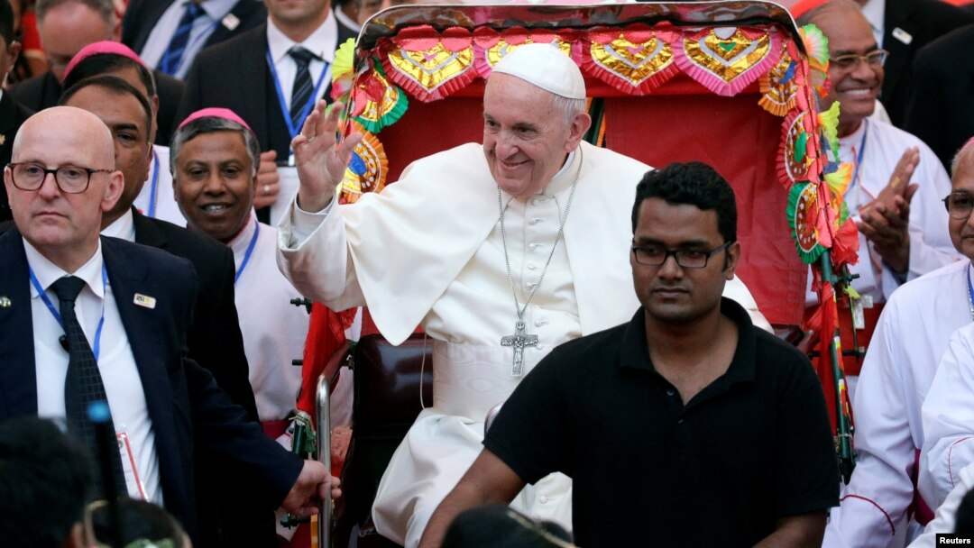 Paus Fransiskus naik rickshaw, sejenis becak lokal, saat mengunjungi gereja Katedral Santa Maria, di Dhaka, Bangladesh, Jumat (1/12). 