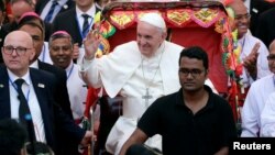 Paus Fransiskus naik rickshaw, sejenis becak lokal, saat mengunjungi gereja Katedral Santa Maria, di Dhaka, Bangladesh, Jumat (1/12). 