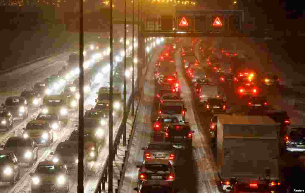 ترافیک در اتوبانی در برلین آلمان به دلیل برف سنگین. &nbsp; 
