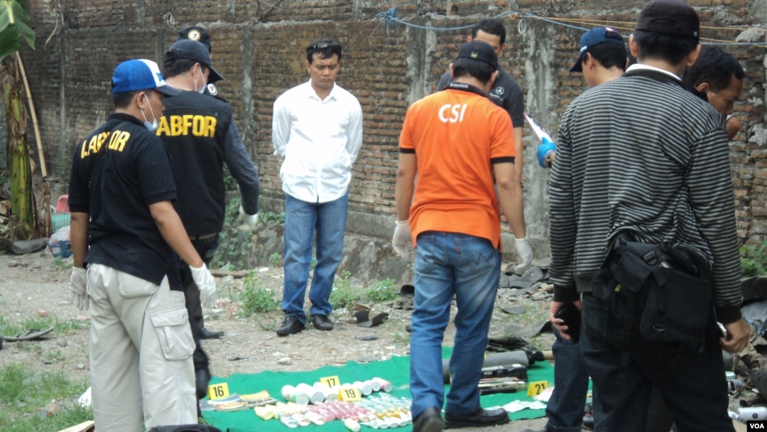 Tim Forensik Mabes Polri menggerebek kembali dua lokasi tempat penangkapan teroris di Solo (27/10).