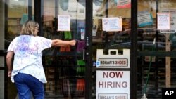 Un cartel de contratación se ve afuera de una tienda minorista en Buffalo Grove, Illinois, el 24 de junio de 2021.