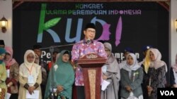 Menteri Agama RI Lukman Hakim Saifuddin menutup secara resmi Kongres Ulama Perempuan Indonesia di Pondok Pesantren Kebon Jambu Al Islamy Ciwaringin Kabupaten Cirebon, Jawa Barat Kamis, 27/4. (Foto: VOA/Andylala)