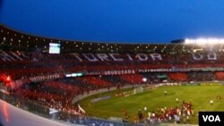 Hace dos semanas miles de seguidores del Flamengo ayudaron a desplegar en el Maracaná, la frase: “A maior torcida do mundo faz a diferença”,