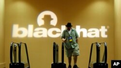 Hackers y personal de seguridad digital asisten normalmente a la conferencia anual Black Hat que se desarrolla en Las Vegas.