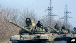 ​ຂະ​ບວນລົດ​ທະ​ຫານ ຂອງ​ພວກ​ກະ​ບົດ ນິ​ຍົມ​ຣັດ​ເຊຍ ພວມ​ມຸ່ງ​ໜ້າ ໄປ​ຍັງ​ເມືອງ Donetsk ໃນ​ພາກ​ຕາ​ເວັນ​ອອກ ຢ​ູ​ເຄ​ຣນ (10 ພະ​ຈິກ 2014)
