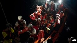 Para migran Afrika yang diselamatkan oleh LSM Spanyol "Proactiva Open Arms" di lepas pantai Libya. (foto: dok). 