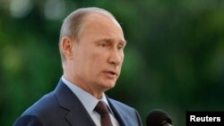 Tổng thống Nga Vladimir Putin bác bỏ yêu cầu của Mỹ đòi dẫn độ Edward Snowden.