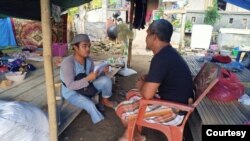 Relawan Penyandang Disabilitas GEMA Difabel saat melakukan pendataan di salah satu tenda pengungsian di Kabupaten Mamuju, Sulawesi Barat. (Foto: Syafar Malolo)