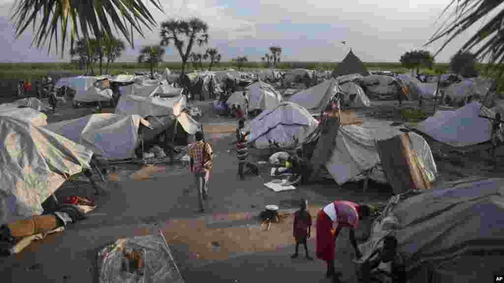 Près de 900 personnes déplacées vivent dans ce camp dans l&rsquo;ile de Kok, Etat de l&rsquo;Unité, 13 octobre 2015. (AP Photo/Jason Patinkin).