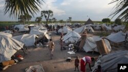 Quelque 900 personnes ont fui les violences et trouvé refuge dans un camp de déplacés sur l'île de Kok, au Soudan du Sud, le 13 octobre 2015. (AP Photo/Jason Patinkin)