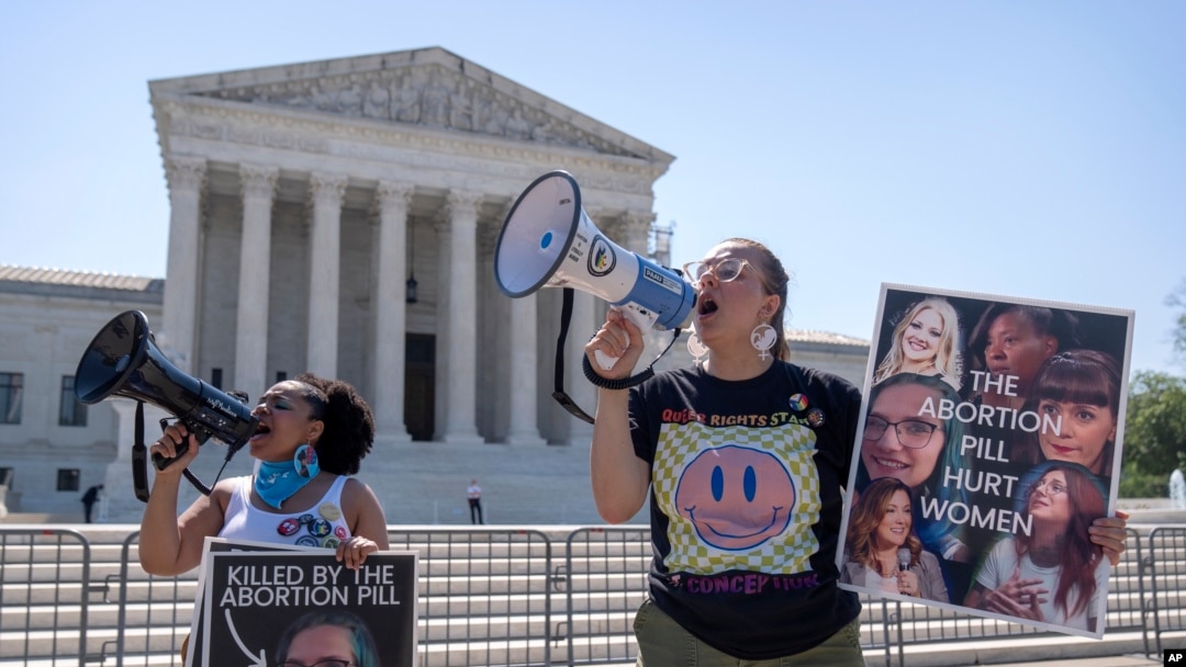 Manifestantes antiaborto frente a la Corte Suprema el jueves 13 de junio de 2024 en Washington. El pleno de la CSJ preservó por unanimidad el acceso a un medicamento que se usó en casi dos tercios de todos los abortos en Estados Unidos el año pasado.