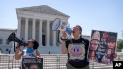Manifestantes antiaborto frente a la Corte Suprema el jueves 13 de junio de 2024 en Washington. El pleno de la CSJ preservó por unanimidad el acceso a un medicamento que se usó en casi dos tercios de todos los abortos en Estados Unidos el año pasado.