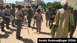 Mahamat Abali Sala, ministre en Charge de la sécurité publique en grand boubou, à Yaoundé, 17 juin 2019. (VOA/André Kodmadjingar)