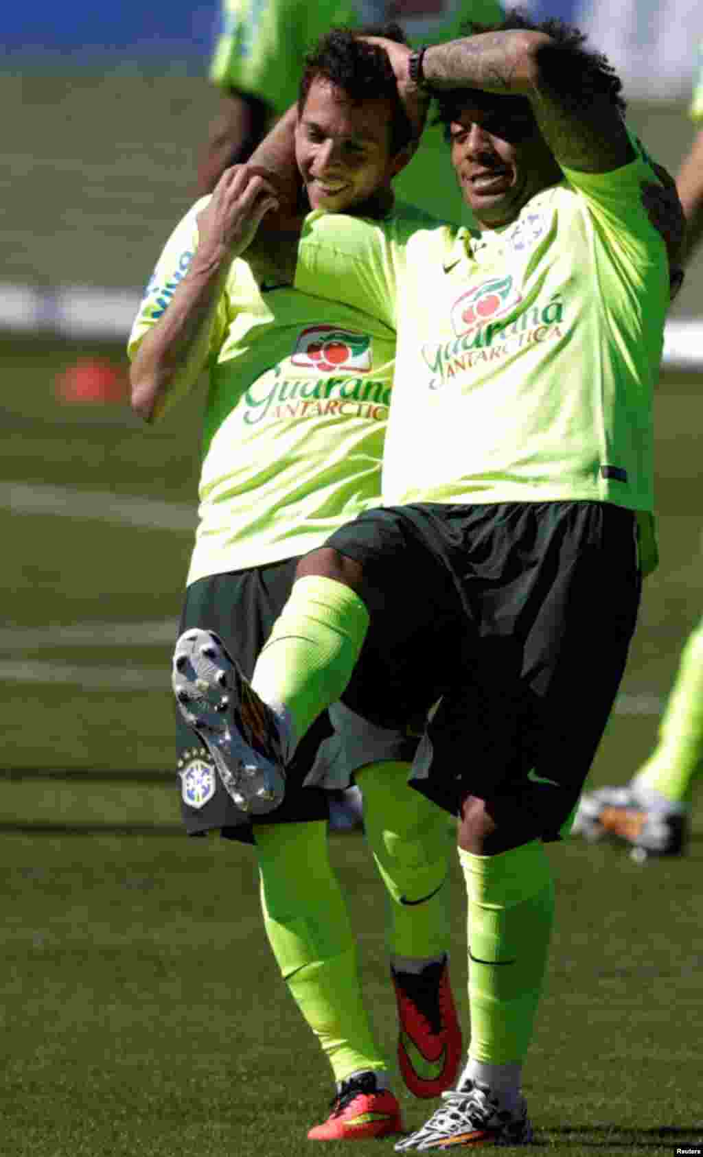 A boa disposição num treino da selecção do Brasil. Os jogadores Bernard (à esquerda) e Marcelo em destaque na foto brincam durante o treino. Teresopolis junto ao Rio de Janeiro Maio 30, 2014.