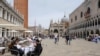 Los turistas comienzan a regresar a la Plaza de San Marcos, en Venecia, Italia, al levantarse las restricciones por el coronavirus el 16 de mayo de 2021.