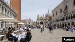 Los turistas comienzan a regresar a la Plaza de San Marcos, en Venecia, Italia, al levantarse las restricciones por el coronavirus el 16 de mayo de 2021.