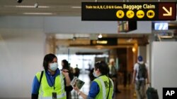 西雅圖國際機場的工作人員3月3日戴口罩上班。