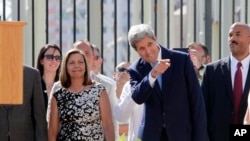 Dirjen Urusan Amerika Kementerian Luar Negeri Kuba, Josefina Vidal (kiri) bersama Menlu AS John Kerry di Havana, Kuba, 14 Agustus 2015 (Foto: dok). Pemerintah Presiden Amerika Barack Obama mengumumkan pelonggaran pembatasan terhadap Kuba untuk semakin membuka peluang ekonomi antara kedua negara, Jumat (14/10).