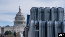 Cerca del Capitolio de Estados Unidos, en el National Mall, se colocan vallas de seguridad antes de la certificación de las elecciones presidenciales de 2024 en el Congreso, el 6 de enero, en Washington, D.C., el 5 de enero de 2025. (Foto de Allison ROBBERT / AFP)