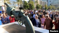 Lebanon's Caretaker Cultural Minister Ghattas Khoury and Arun Gandhi, grandson of Mahatma Gandhi, attend the unveiling ceremony of a copy of Carl Fredrik Reutersward's "Non-Violence" sculpture in Beirut, Lebanon, Oct. 2, 2018. 