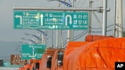 2007년 한국 정부의 대북 식량차관을 싣고 가는 트럭들.