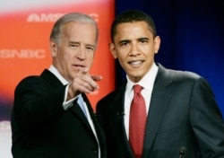 지난 2007년 4월 미국 민주당 첫 대선후보 경선 TV토론에서 경쟁자로 참석한 바락 오바마 상원의원(오른쪽)과 조 바이든 상원의원.