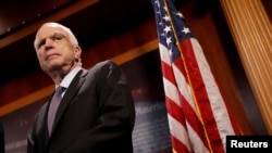 រូបភាពឯកសារ៖ សមាជិក​ព្រឺទ្ធសភា​លោក John McCain សំឡឹងនៅ​ក្នុង​សន្និសីទ​កាសែត​មួយ​អំពីនៅ Capitol Hill ក្នុង​រដ្ឋ​ធានី​វ៉ាស៊ីនតោន​កាលពី​ថ្ងៃទី​២៧ កក្កដា ឆ្នាំ ២០១៧។