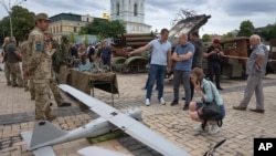 Люди розглядають російські безпілотники в центрі Києва, 15 червня 2023 р. (Фото: AP Photo/Efrem Lukatsky)