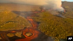 Esta foto divulgada por la Oficina de Comunicaciones del Parque Nacional Galápagos muestra, desde arriba, lava de la erupción del Volcán Wolf en la Isla Isabela, en las Islas Galápagos, Ecuador, el viernes 7 de enero de 2022.