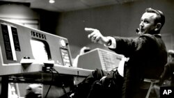 Christopher Kraft, director de vuelo del Proyecto Mercury, en su consola de Mission Control, en Houston, Texas. Foto sin fecha.