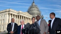 Ahmed Mohamed, centro, junto a su padre Mohamed Elhassan (izquierda) y otros legisladores durante una visita al Capitolio.