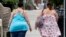 En esta foto del 17 de junio de 2013, dos mujeres cruzan la calle en Barre, Vermont. En su mayor cambio de política sobre peso y salud hasta la fecha, la American Medical Association ha reconocido la obesidad como una enfermedad. (Foto AP / Toby Talbot)