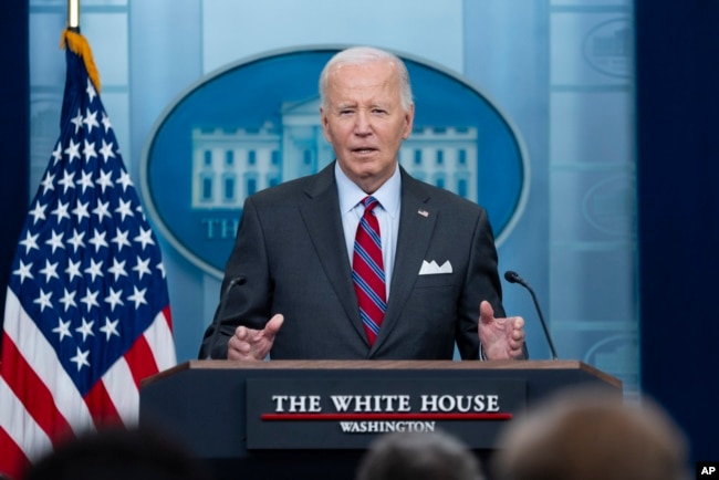 Presiden AS Joe Biden saat memberi keterangan pers harian di Gedung Putih, Washington,Jumat, 4 Oktober 2024. (Foto: Ben Curtis/AP Photo)