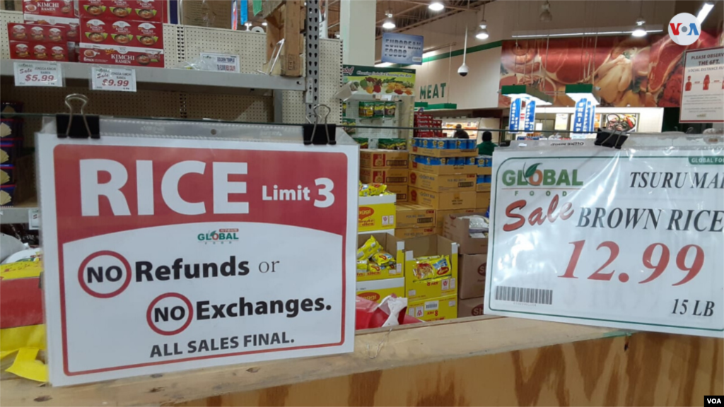 Todos los granos básicos tienen un límite de consumo por cliente e, incluso, en muchos supermercados no permiten que sean dos miembros de una misma familia los que compren el mismo producto para evitar acaparamiento. [Foto: Mitzi Macías]