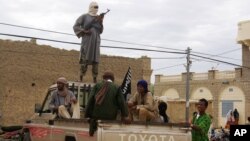 Para anggota kelompok militan Ansar al-Dine di Timbuktu, Mali utara (foto: dok). Pemerintah AS memasukkan Ansar al-Dine sebagai kelompok teroris. 