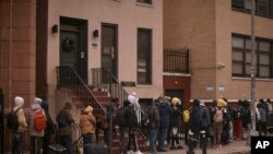 La evacuacion de inmigrantes alojados temporalmente, genera caos en la ciudad de Nueva York.