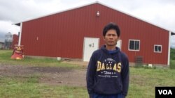 ທ່ານແສງໄຊ ຣາສະຫວັດ ເຈົ້າຂອງຟາມລ້ຽງໄກ່ ເກັບເອົາໄຂ່ ຢູ່
ທີ່ເມືອງ Huntington ລັດ Arkansas ສະຫະລັດ ອາເມຣິກາ.