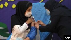 جمهوری اسلامی با ممنوع کردن واکسن‌های آمریکایی و بریتانیایی فعلا تزریق واکسن روسی را در دستور کار قرار داده است