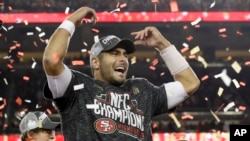 El quarterback de los 49ers de San Francisco Jimmy Garoppolo celebra después que su equipo ganó a Green Bay Packers en la NFL el domingo, 19 de enero de 2020 consagrando el pase del equipo al Super Bowl.