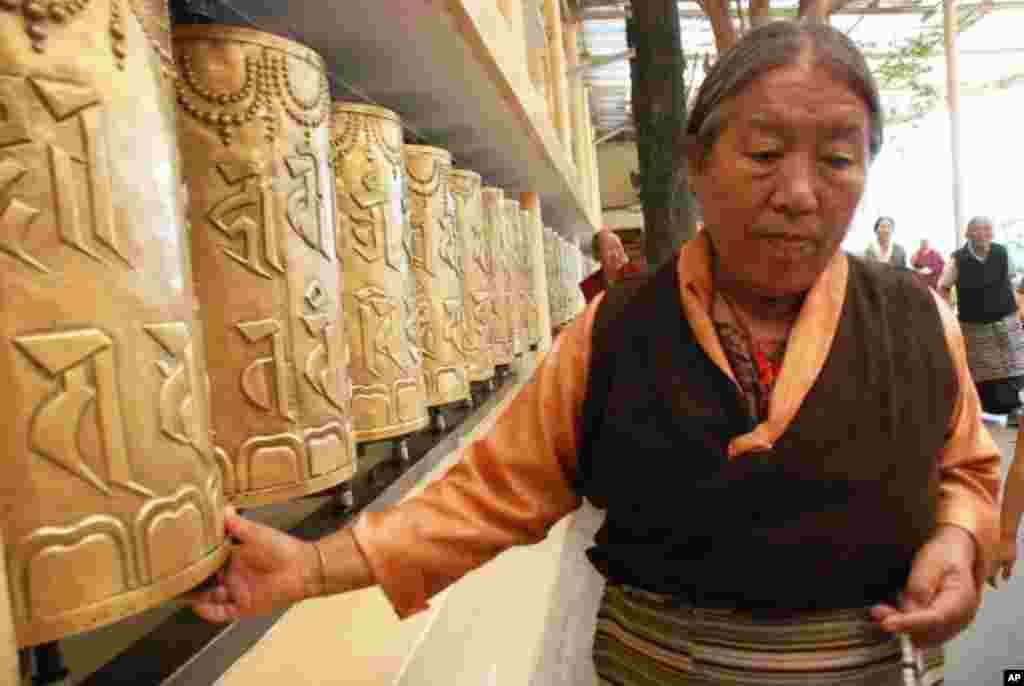 轉動轉經輪的藏傳佛教信徒